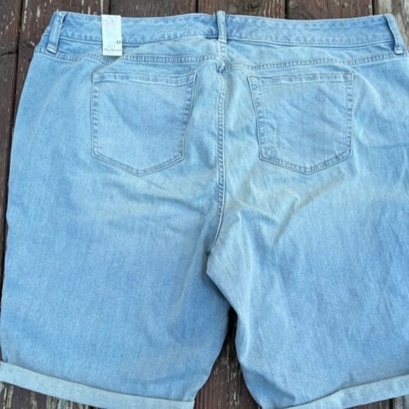 Torrid NWT Boyfriend Bermuda Denim Shorts Light Wash with Destruction Plus Sz 22 - Picture 14 of 16